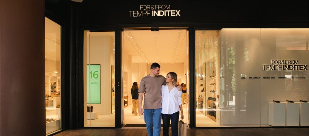 Ya puedes visitar en The Outlet Stores Alicante la nueva tienda Tempe Inditex For&From, un espacio que une moda, inclusiÃ³n y compromiso social.

En esta nueva tienda, gestionada por APSA y enmarcada dentro del programa For&From del Grupo Inditex, encontrarÃ¡s una cuidada selecciÃ³n de zapatos y bolsos de campaÃ±as anteriores de marcas como Zara, Massimo Dutti, Bershka, Pull&Bear, Stradivarius, Oysho y Zara Home.

Pero lo que realmente diferencia a esta tienda es su enfoque social: la mayorÃ­a del equipo estÃ¡ formado por personas con discapacidad, que estarÃ¡n encantadas de ayudarte y hacer que tu experiencia de compra sea aÃºn mÃ¡s especial.

Ven a descubrir For&From by Inditex, ya abierta en The Outlet Stores Alicante.