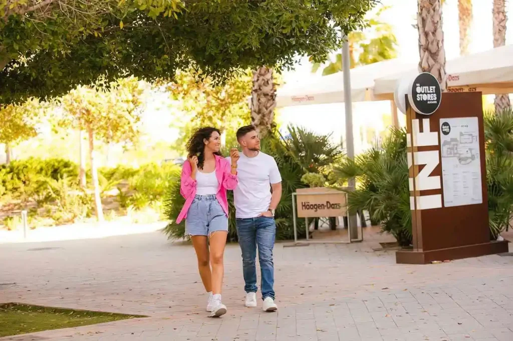 un chico con una chica paseando